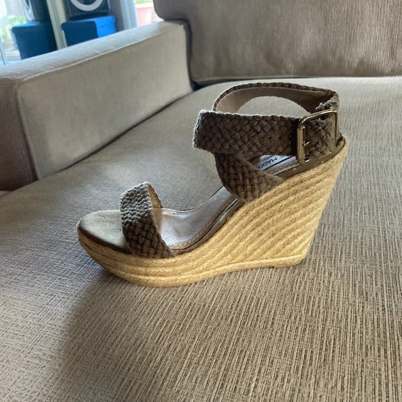 Steve Madden Khaki/Tan ankle wrap 4.75 inch wedge heel - Size 9 - Worn just once - Picture 6 of 13